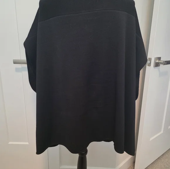 St. John Collection Black Wool Cape with Leather Trim - Picture 4 of 7